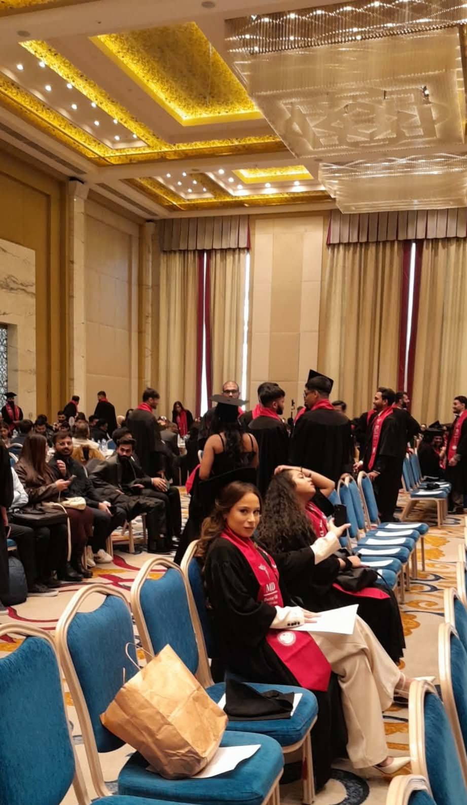 სკამზე გოგო