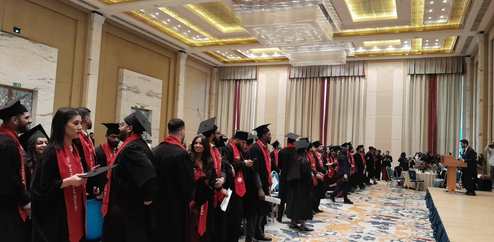 დარბაზში დგანან