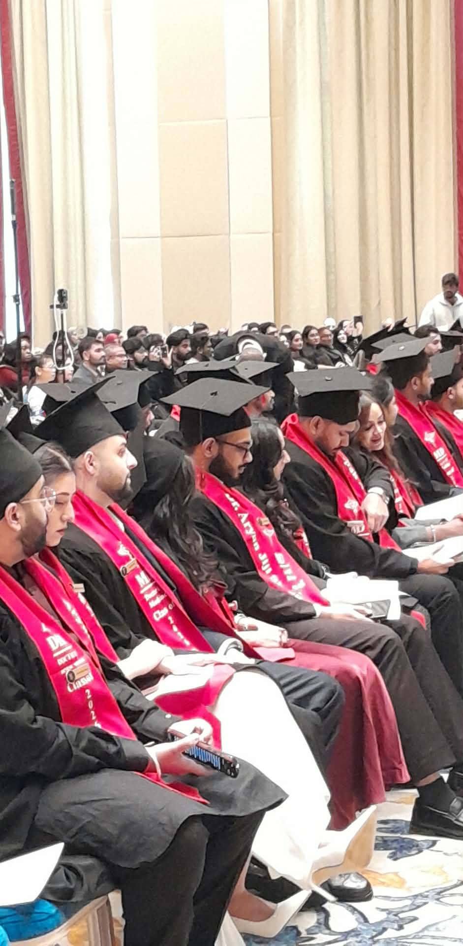 სხედან დარბაზში